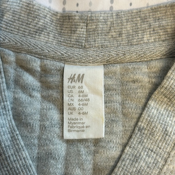 H&M - long sleeve lightly quilted V-neck cardigan  sweater. Size 6 months - Picture 2 of 3